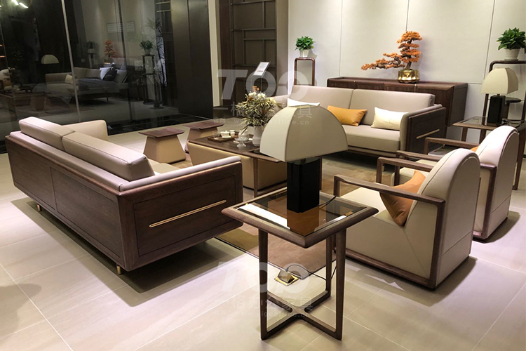 實木真皮辦公沙發.jpg 實木真皮<a href='/zcbgkj.htm' class='keys' title='點擊查看關于辦公沙發的相關信息' target='_blank'>辦公沙發</a>.jpg