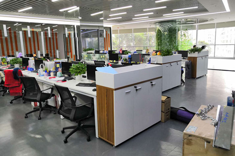 深圳員工辦公桌.jpg